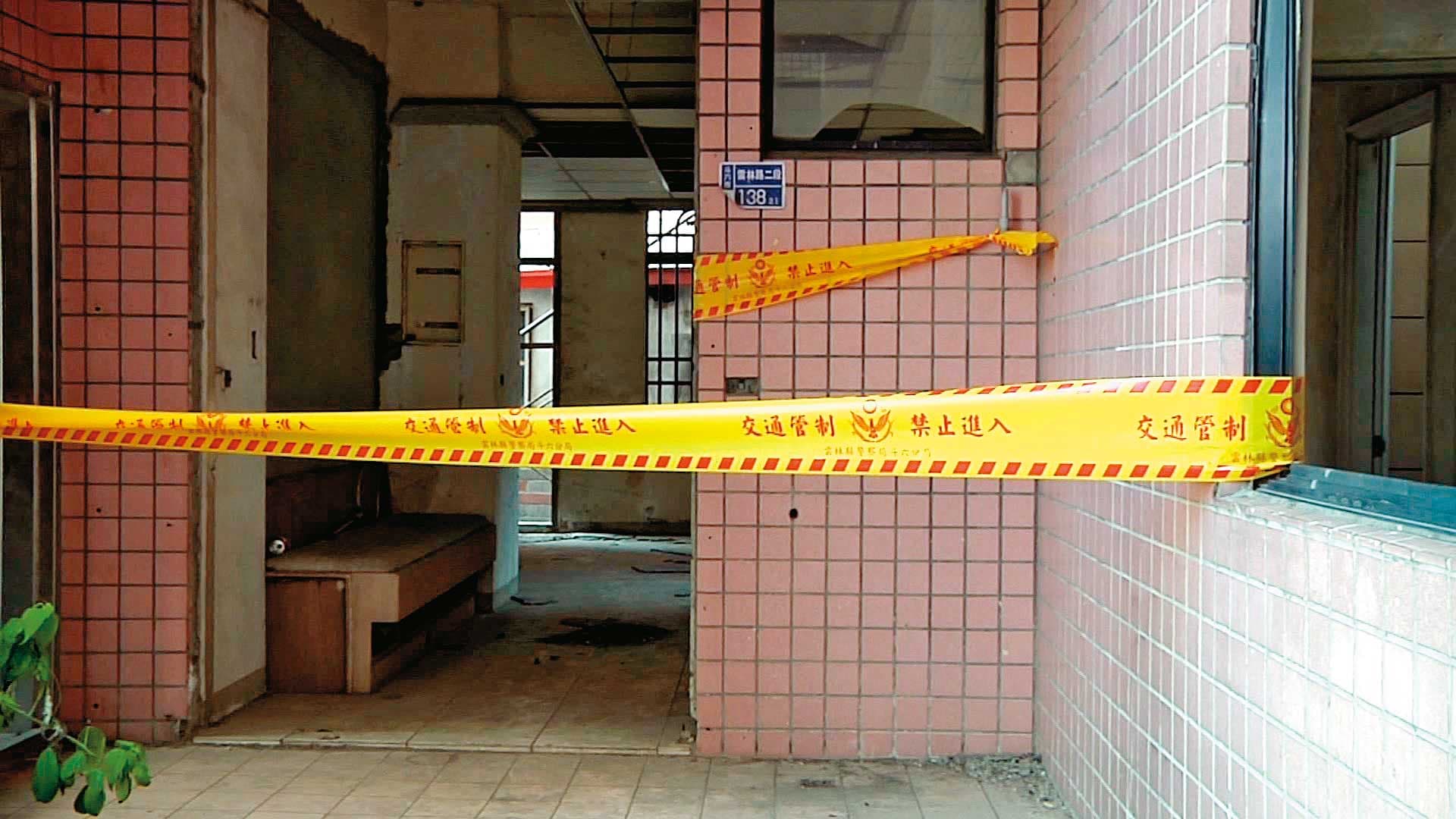雲林一棟危樓拆除時發現白骨,警方獲報拉起封鎖線蒐證。(東森新聞提供)