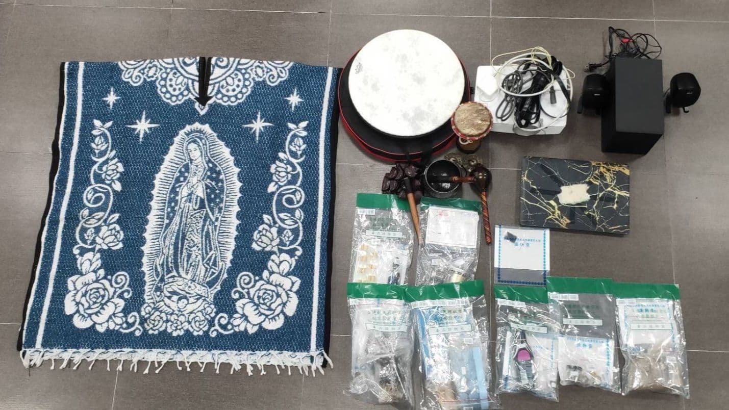 警方在現場扣到不明菸草、粉末、藥水、藥丸及薩滿儀式袍等證物。(翻攝畫面)