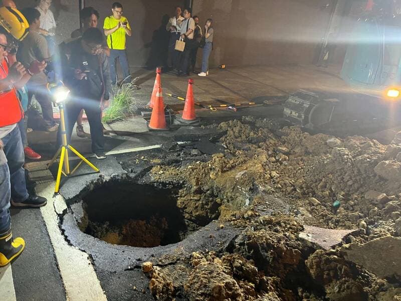 南港路3段附近昨下午出現「天坑」。(台北市政府提供)