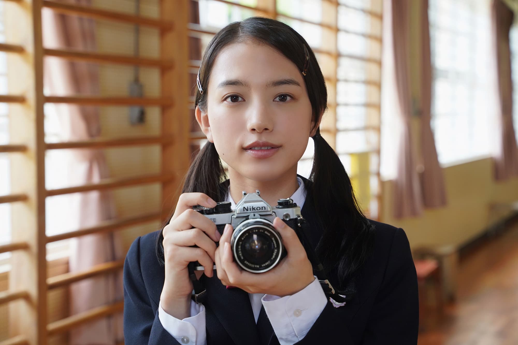清原果耶是近年備受矚目的新生代演員,她《快一秒的他》變身慢半拍的少女,平時喜歡拍照。(甲上娛樂提供)