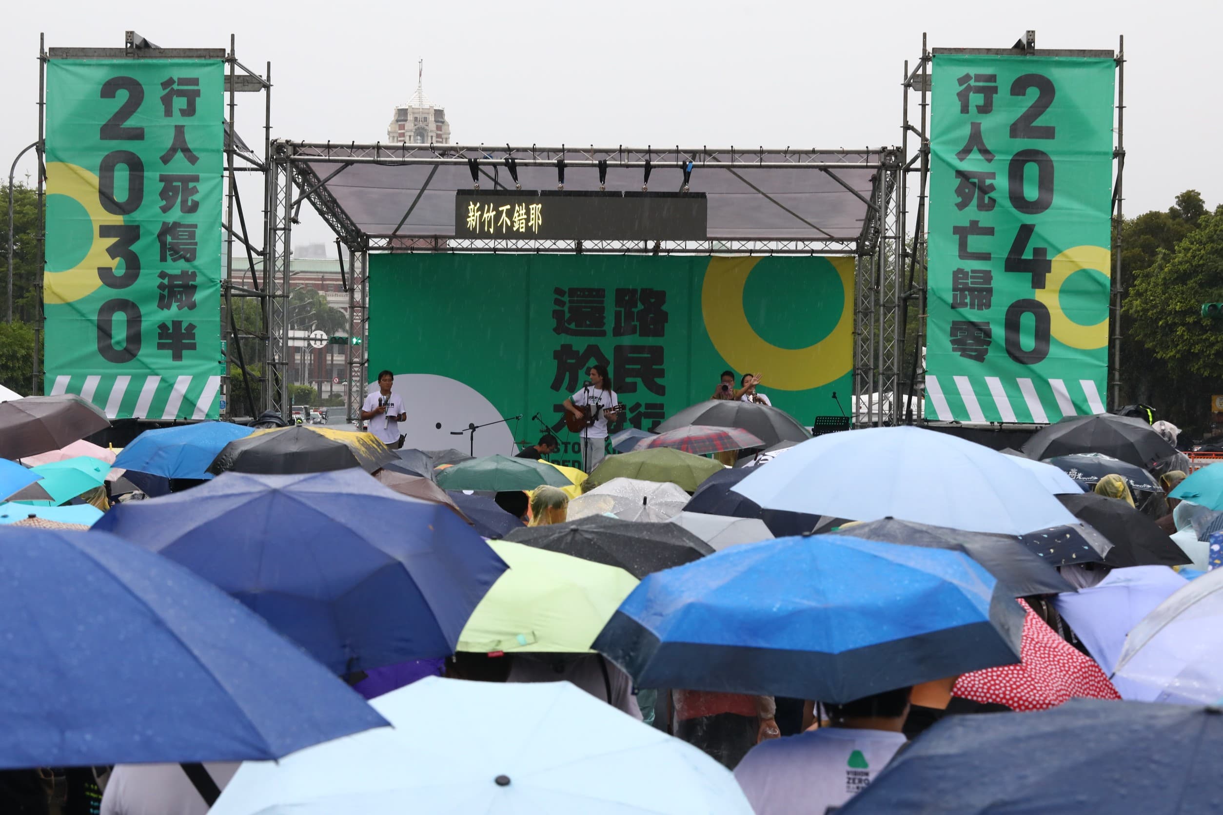 820還路於民大遊行雖然雨勢不小，仍有大批民眾到場支持。
