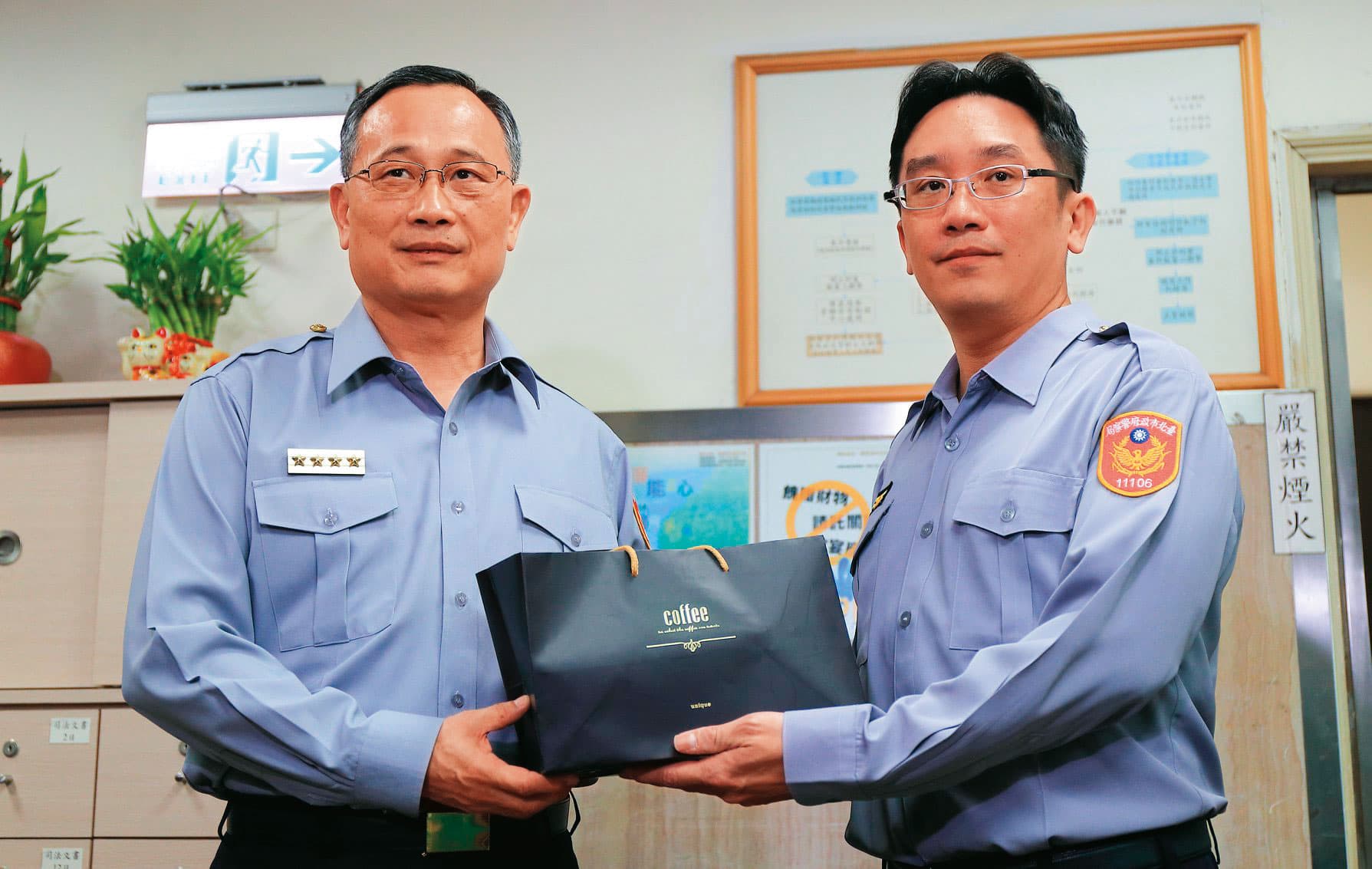 林俊燁(右)曾任忠孝東路、三張犁派出所所長,還曾辦過華山分屍案獲表揚。(翻攝NPA 署長室臉書)