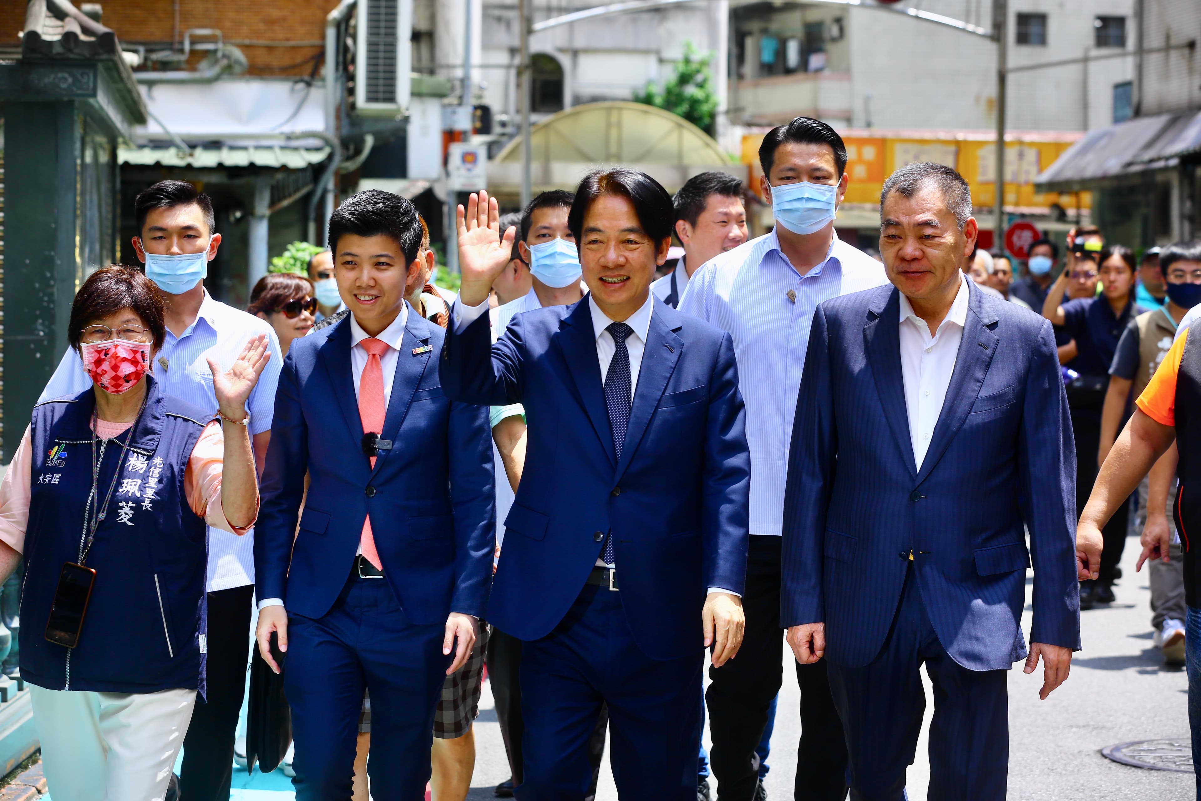 台北市議會前議長暨火聖廟主委陳錦祥陪同參香,賴清德受鄉親們熱烈歡迎。