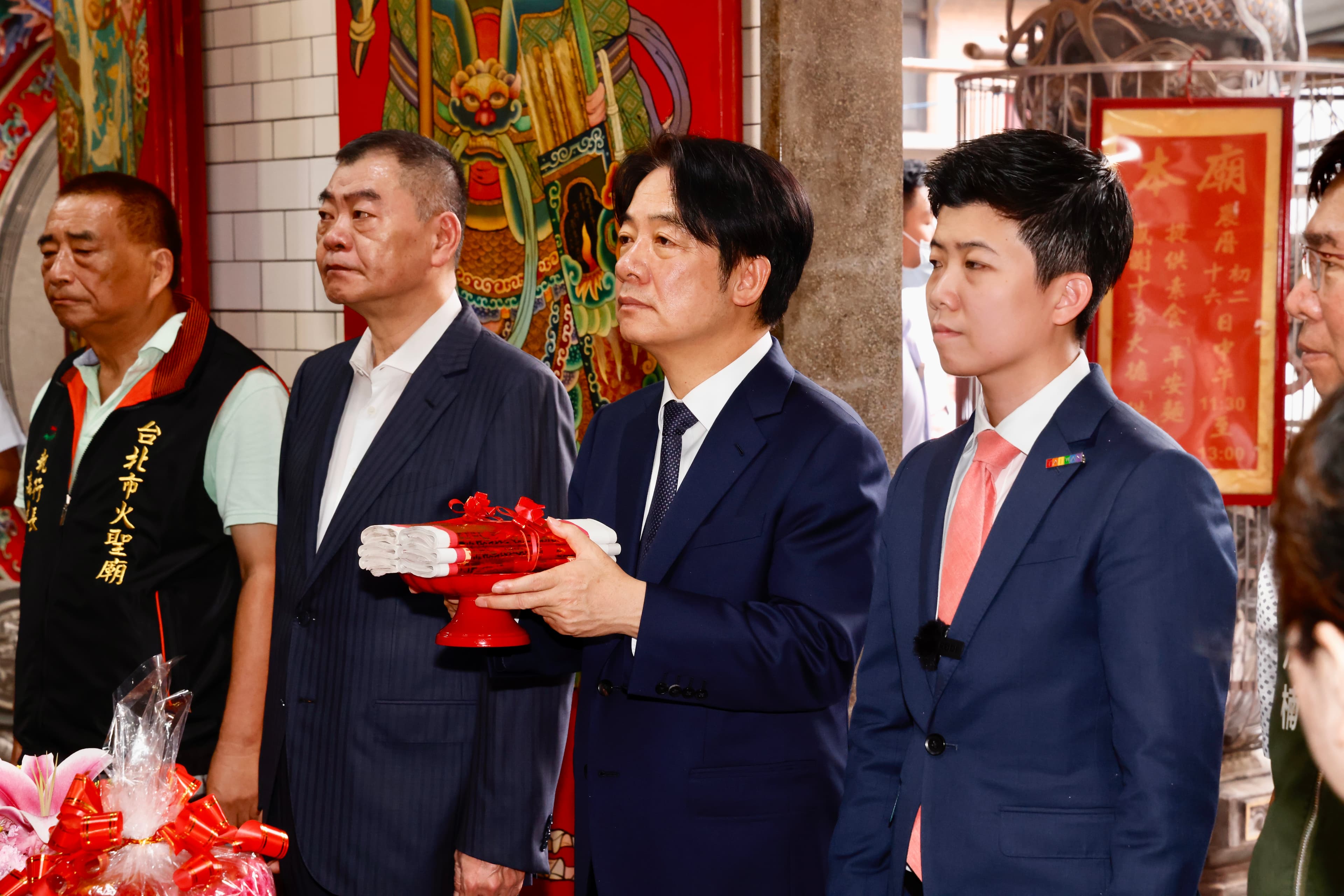 賴清德上午到大安區火聖廟參香,替參選該區立委的苗博雅站台。