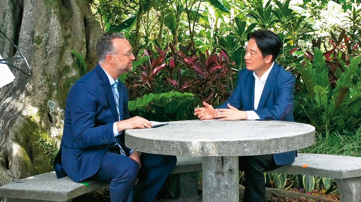 賴清德(右)出訪前,《彭博》刊登其專訪,賴並帶記者走訪他位於新北萬里的老家。(賴清德團隊提供)