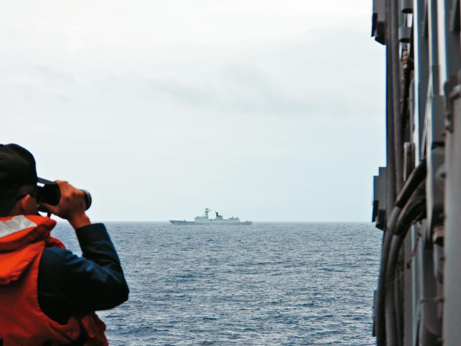 解放軍在賴返國後宣布軍演,我海軍田單號飛彈巡防艦監控解放軍海軍054A型「徐州」號飛彈護衛艦。(國防部提供)
