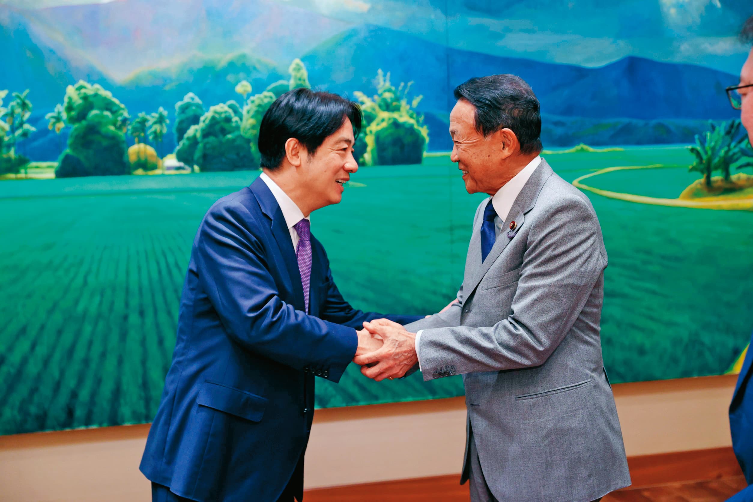 賴清德(左)擔任副總統後,與各國訪賓多有互動,圖右為日本自民黨副總裁麻生太郎。(翻攝總統府Flickr)