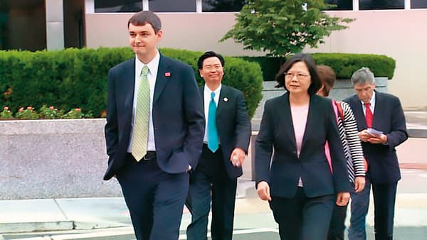 蔡英文(右)2015年以總統參選人身分到訪華府。(蔡英文訪美媒體團提供)
