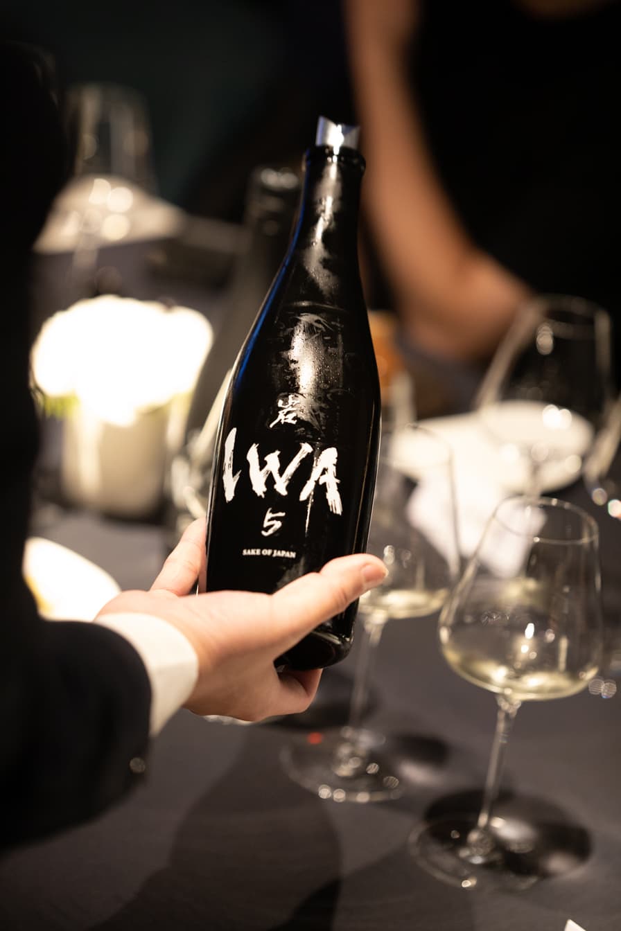 白色的包裝盒正好與IWA 5的黑色酒瓶形成鮮明對比。(樂活酒窖提供)
