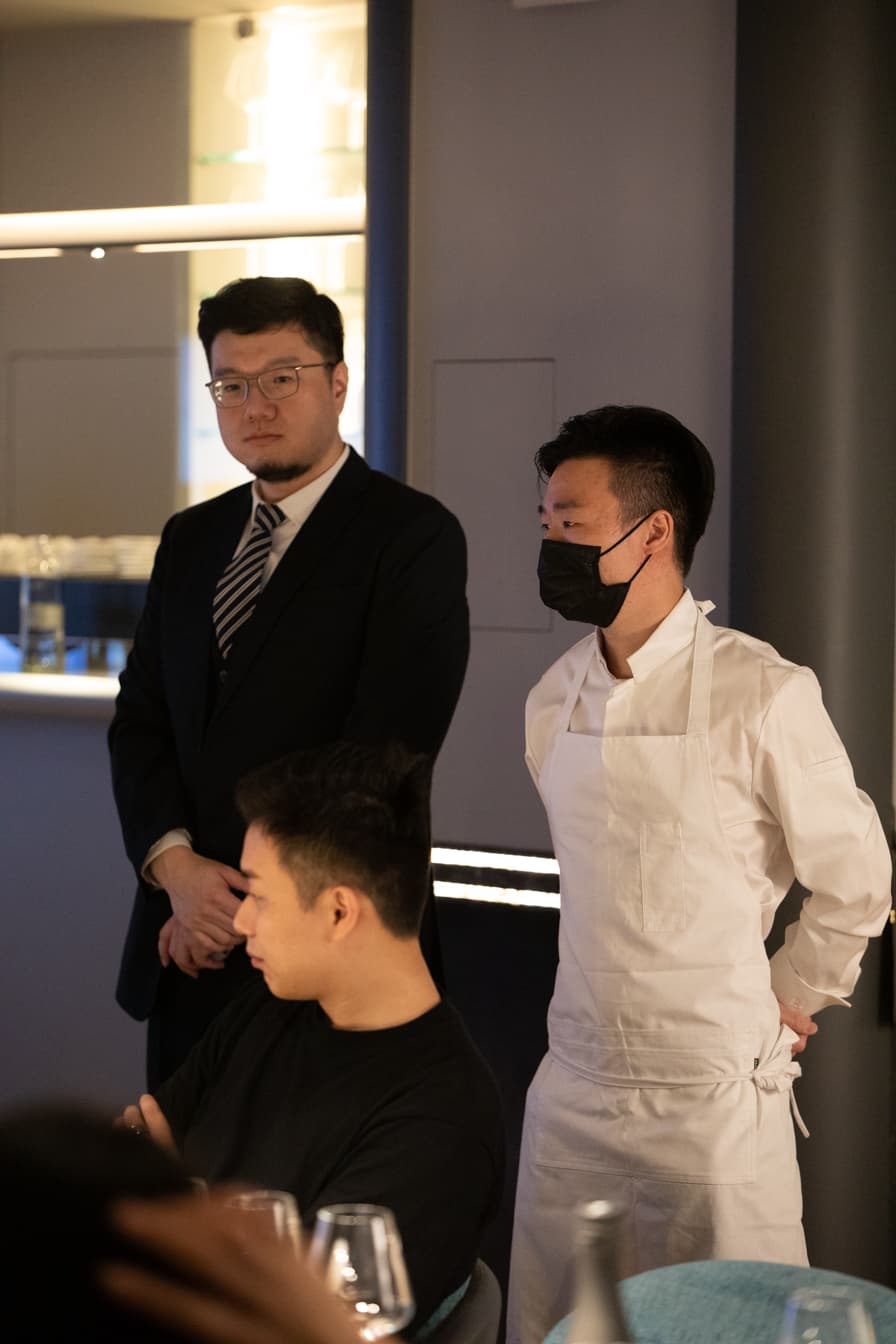 米其林一星餐廳De Nuit新任主廚古俊基(Kei Koo)(右)以味覺印象強烈的法菜挑戰IWA 5的搭配實力。(樂活酒窖提供)