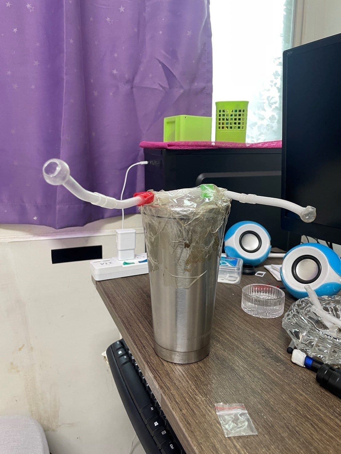 警方查獲康姓竊嫌使用毒品吸食器。(翻攝畫面)