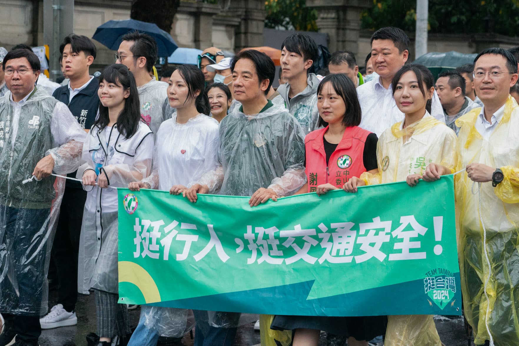 賴清德右手邊後來站的是新竹縣立委候選人詹紀緹。(翻攝自賴清德臉書)