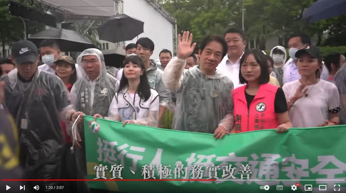 民進黨立委高嘉瑜原本遊行走在賴清德右手邊。(翻攝自民進黨YT頻道)