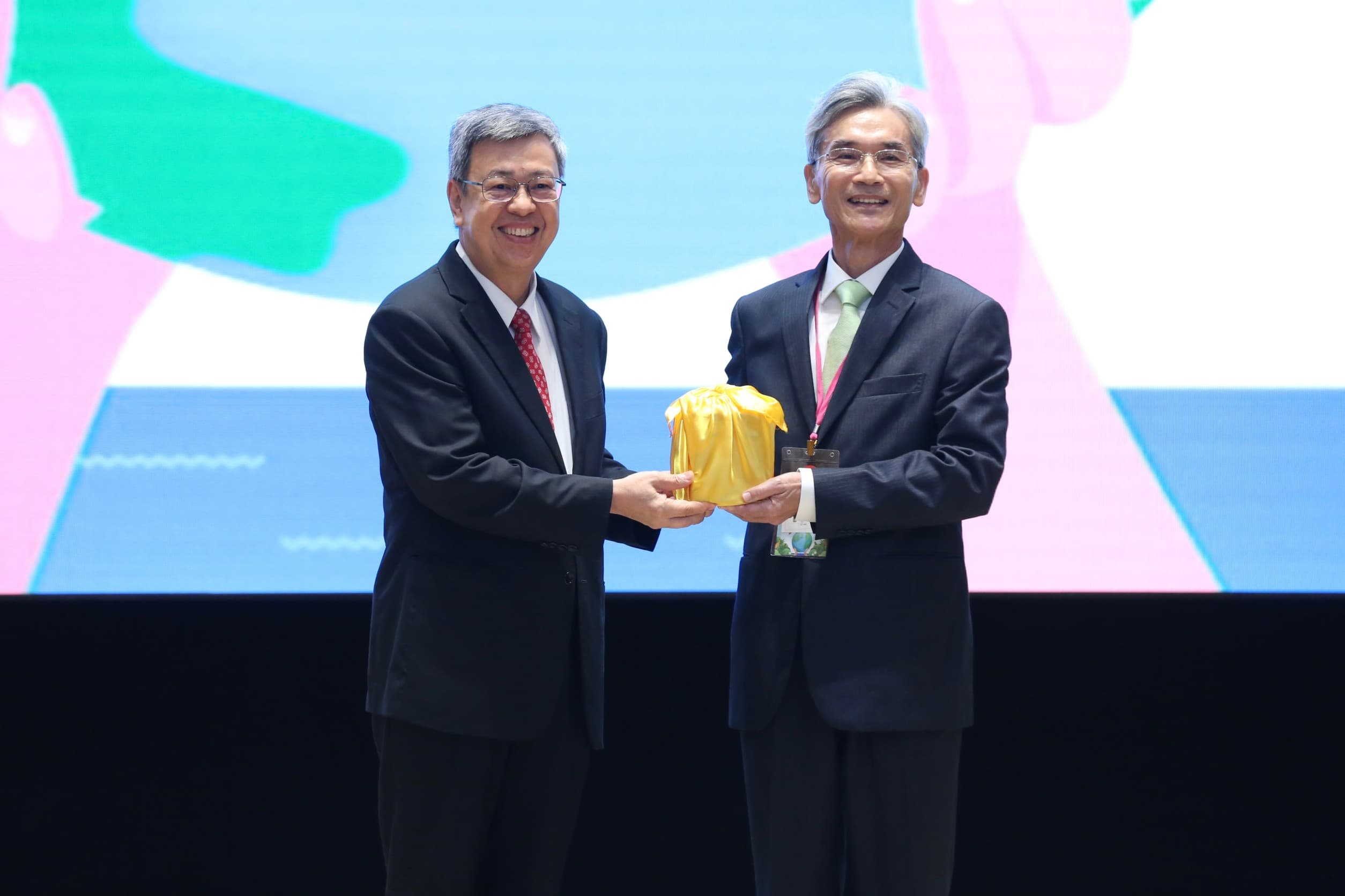 陳建仁(左)頒授任命令並交予印信給薛富盛(右)。