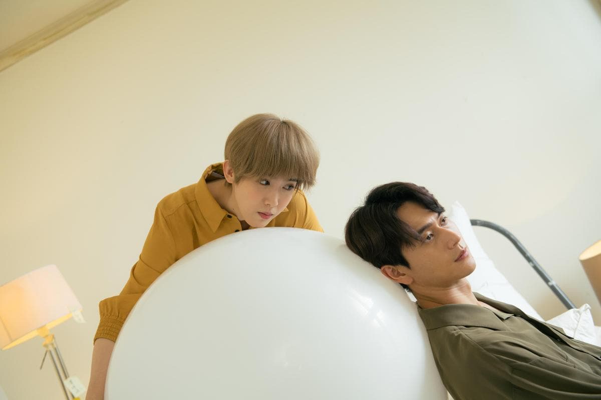 劉冠廷與孫可芳早前合演舞台劇《呼吸》，在戲裡也是演一對伴侶。（四把椅子劇團提供）