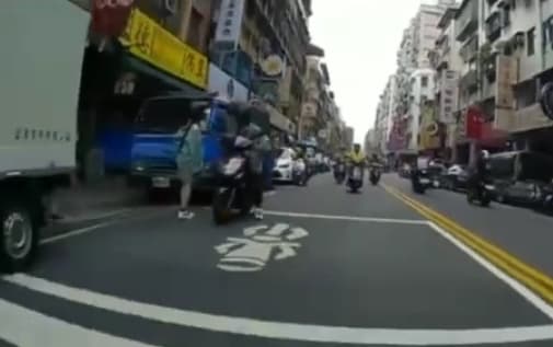 一對男女雙載,卻沒想到後座女子無預警摔下車,讓男騎士氣得狂飆髒話。(翻攝自臉書)
