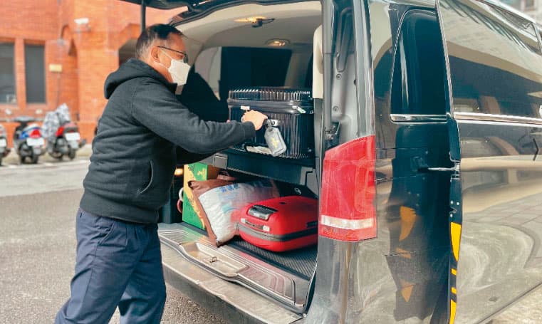 前2、3年疫情重擊機場接送,為了照顧直營車隊生計,全鋒衍生出「微搬家」服務。(全鋒提供)