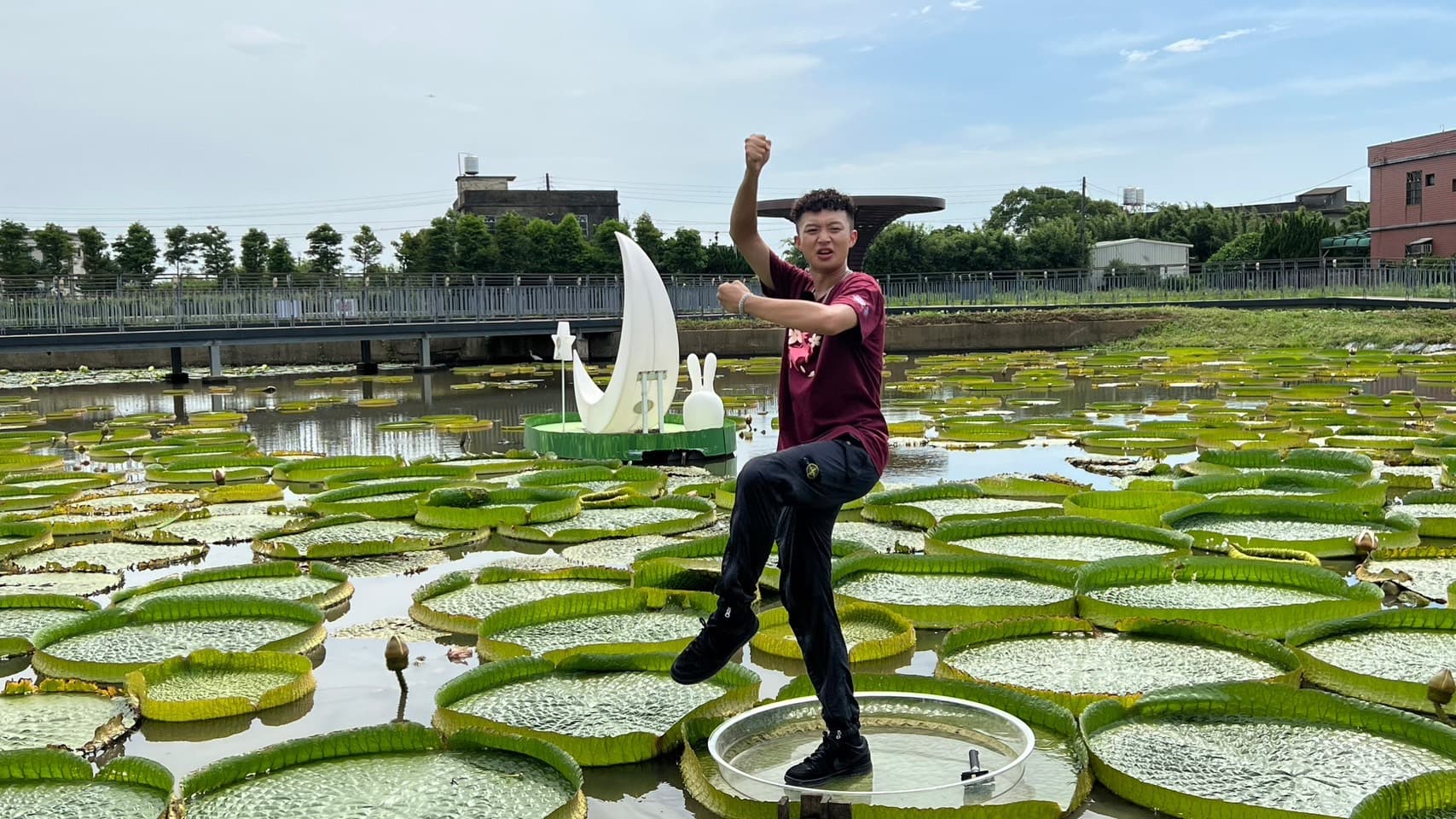 Yappy身為一日導遊,但是也是第一次坐上漂浮大王蓮。(主辦單位提供)