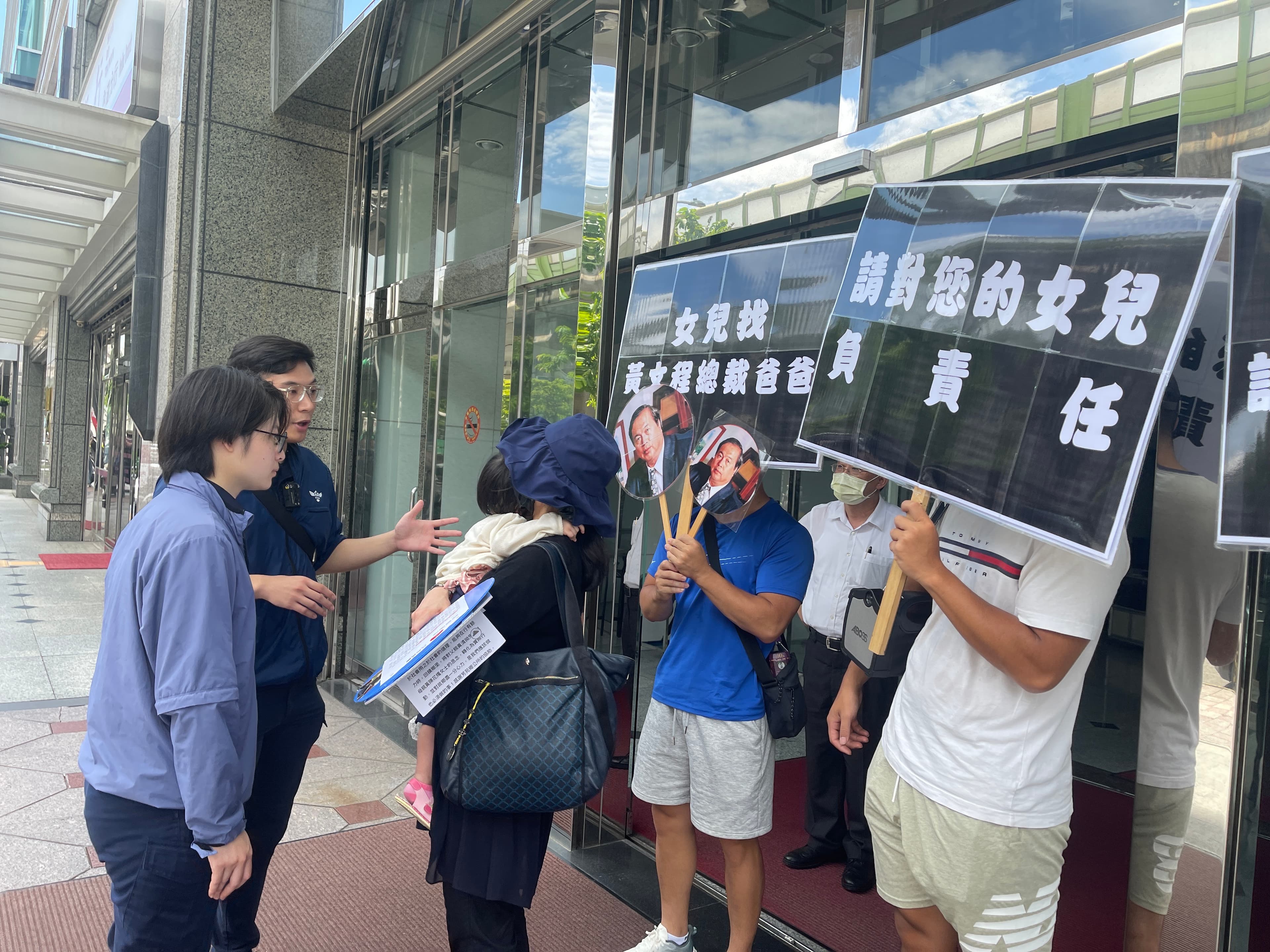 陳女帶著2歲女兒,頂著大太陽在公司門口舉牌抗議,希望黃文程出面處理。