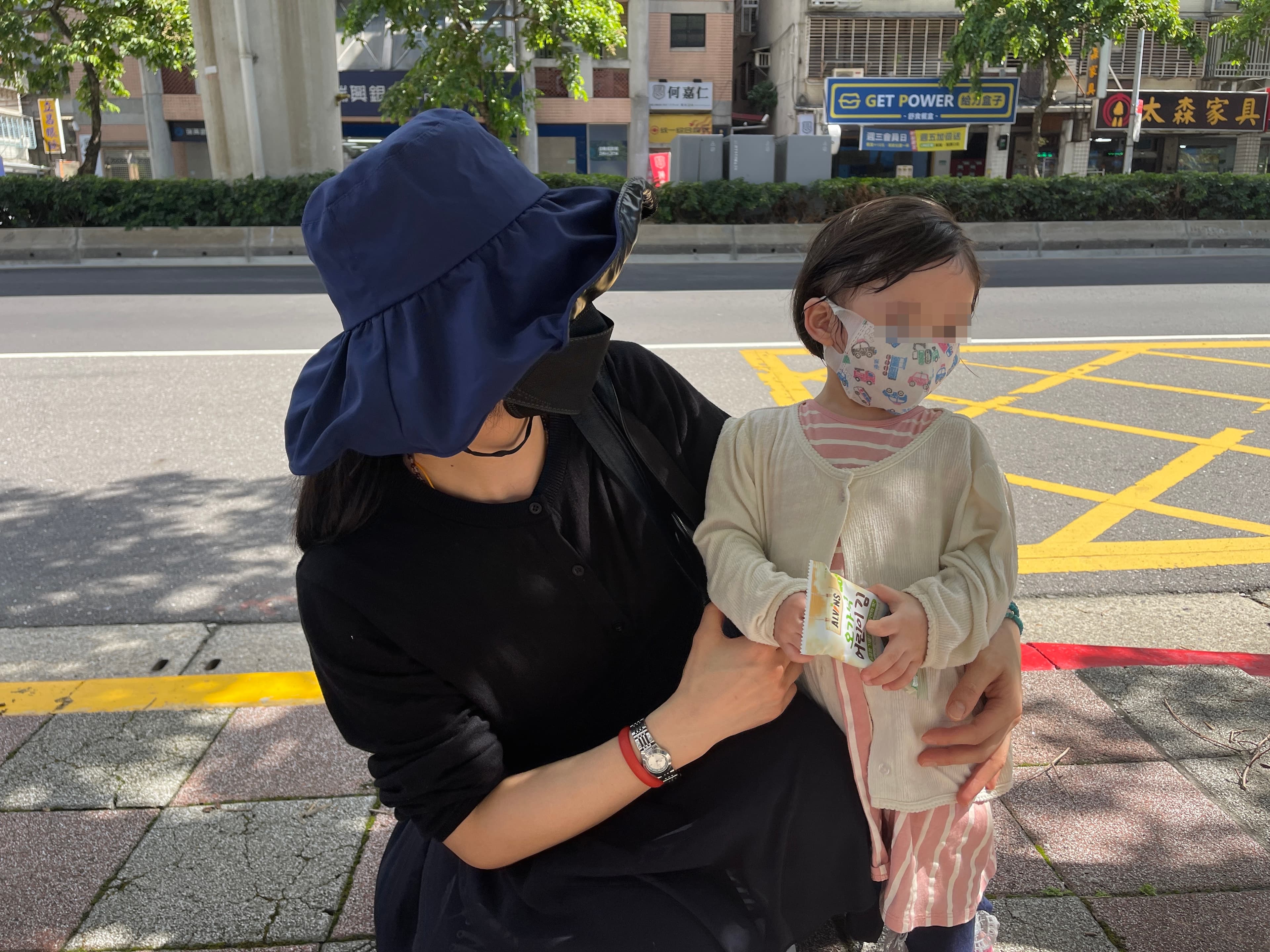 陳女帶著2歲女兒北上找爸爸,卻不得其門而入。