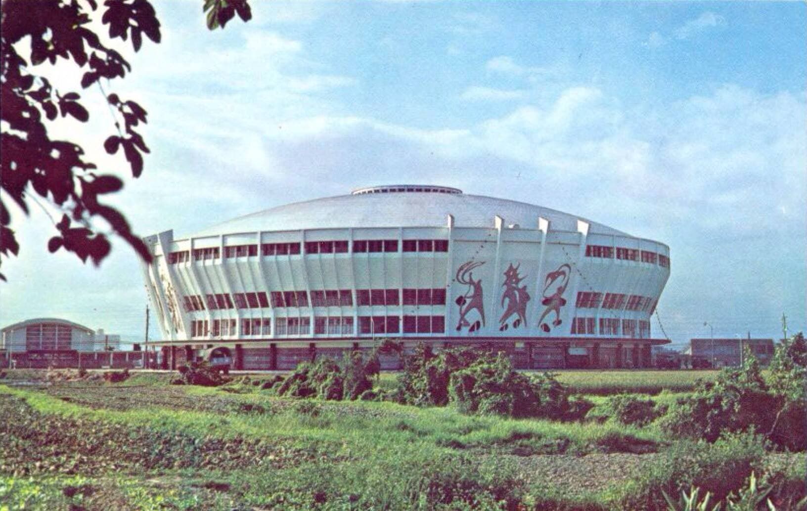 中華體育館曾是台北市最大的活動場館,1988年毀於大火後,土地產權糾紛開發卡關閒置逾35年,如今成為北市捷運站周邊規模最大的爛尾基地。(翻攝張哲生臉書)