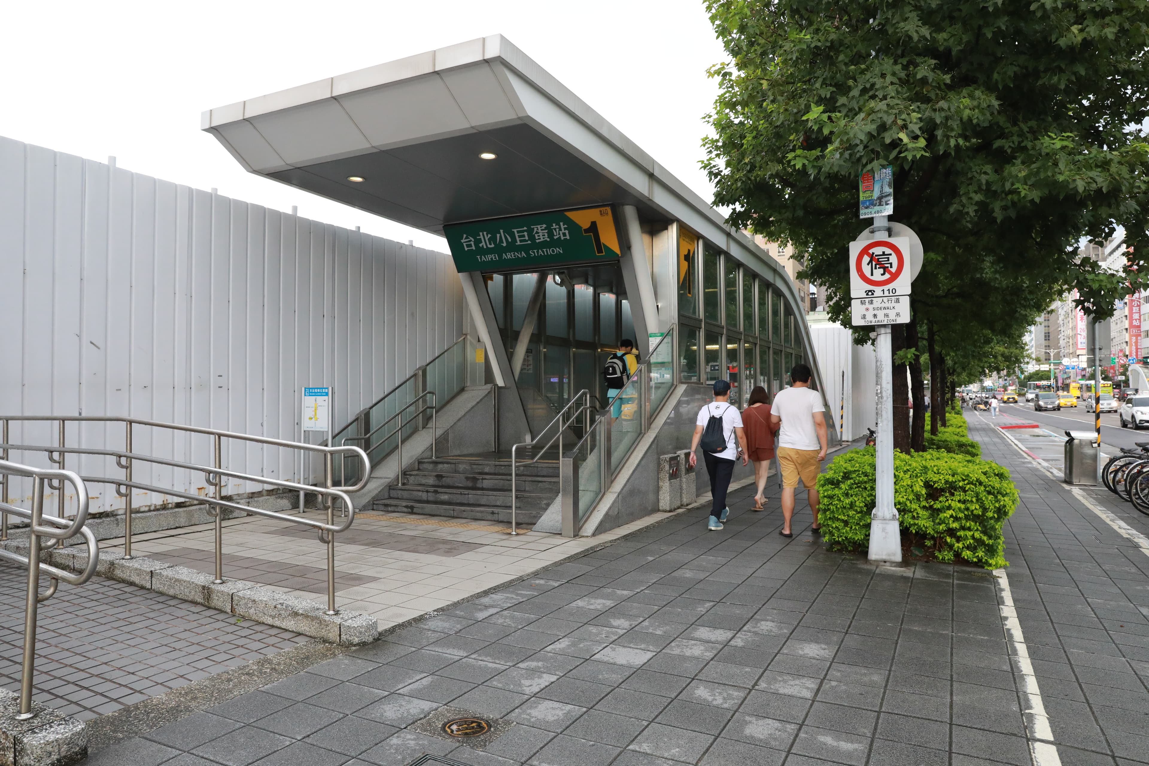 中華體育館基地緊鄰捷運小巨蛋站二個出口、基地具完整街廓,房產專家認為,幾乎是北市絕無僅有的鑽石級素地。