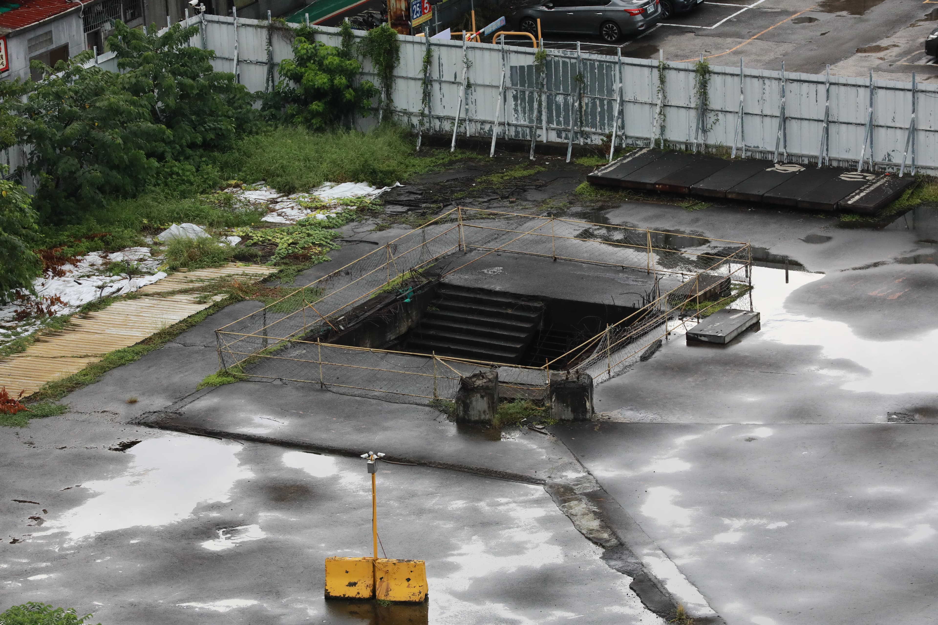 中華體育館重建無望,1999年只蓋完連續壁及地下室就停工,留下工作井後淪為廢墟。