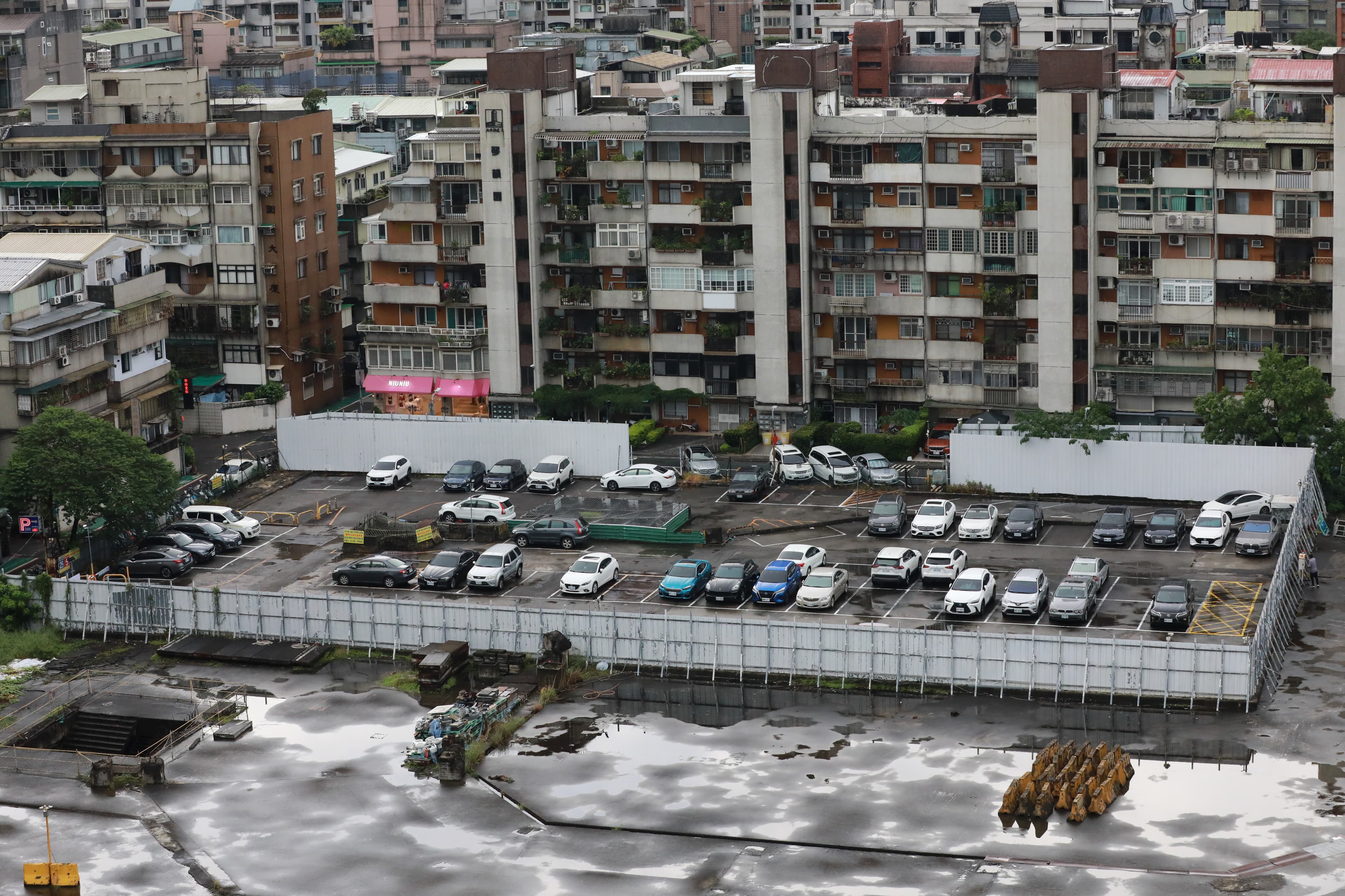 北市教育局在該基地土地拍賣時曾去函法院,要求新地主將土地用在公益事業,並主張加註公益條款用途也在避免買賣糾紛,不料卻意外成為重新開發的緊箍咒。