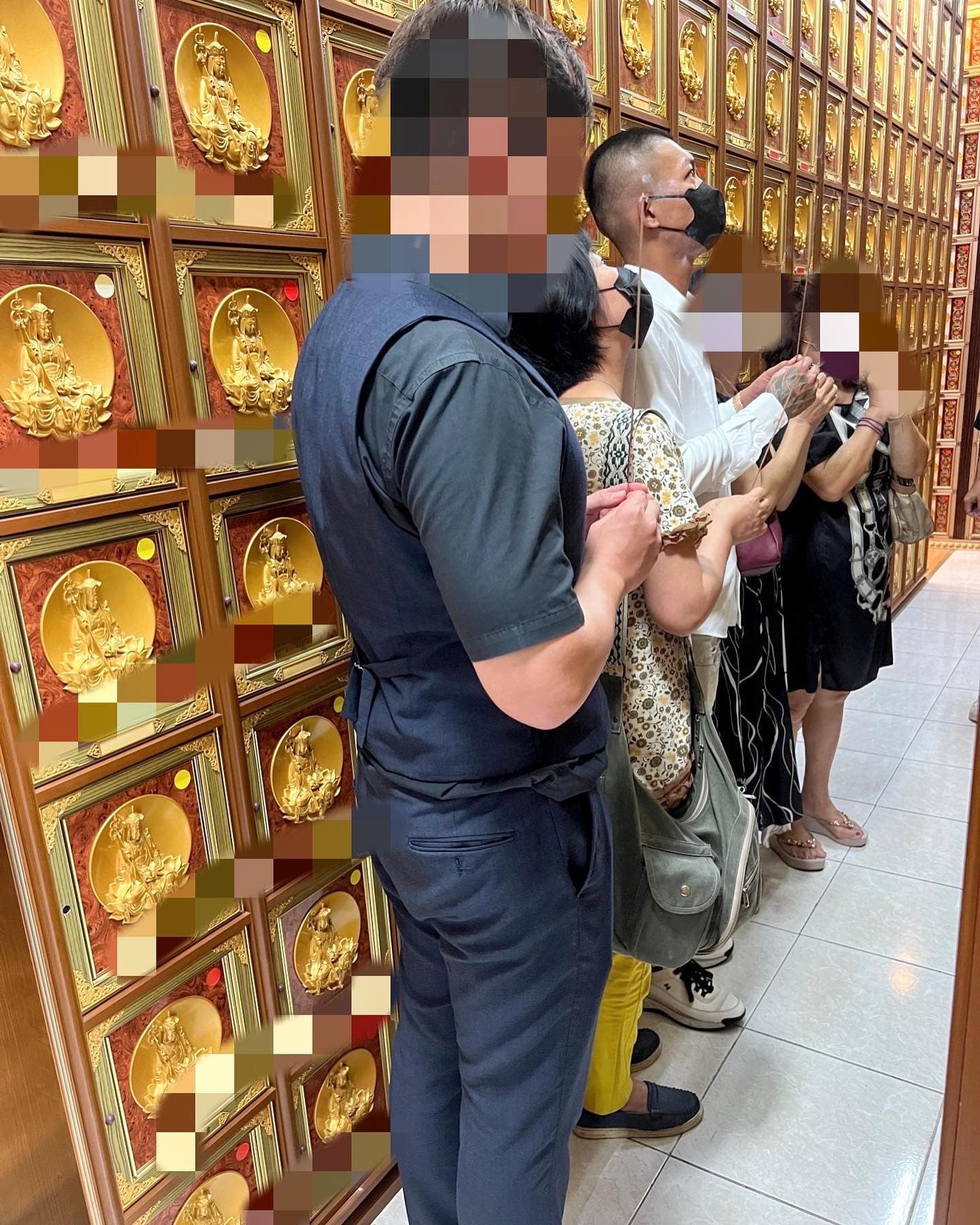 鳳梨到遭詐騙阿嬤的靈骨塔上香。(翻攝自鳳梨臉書)