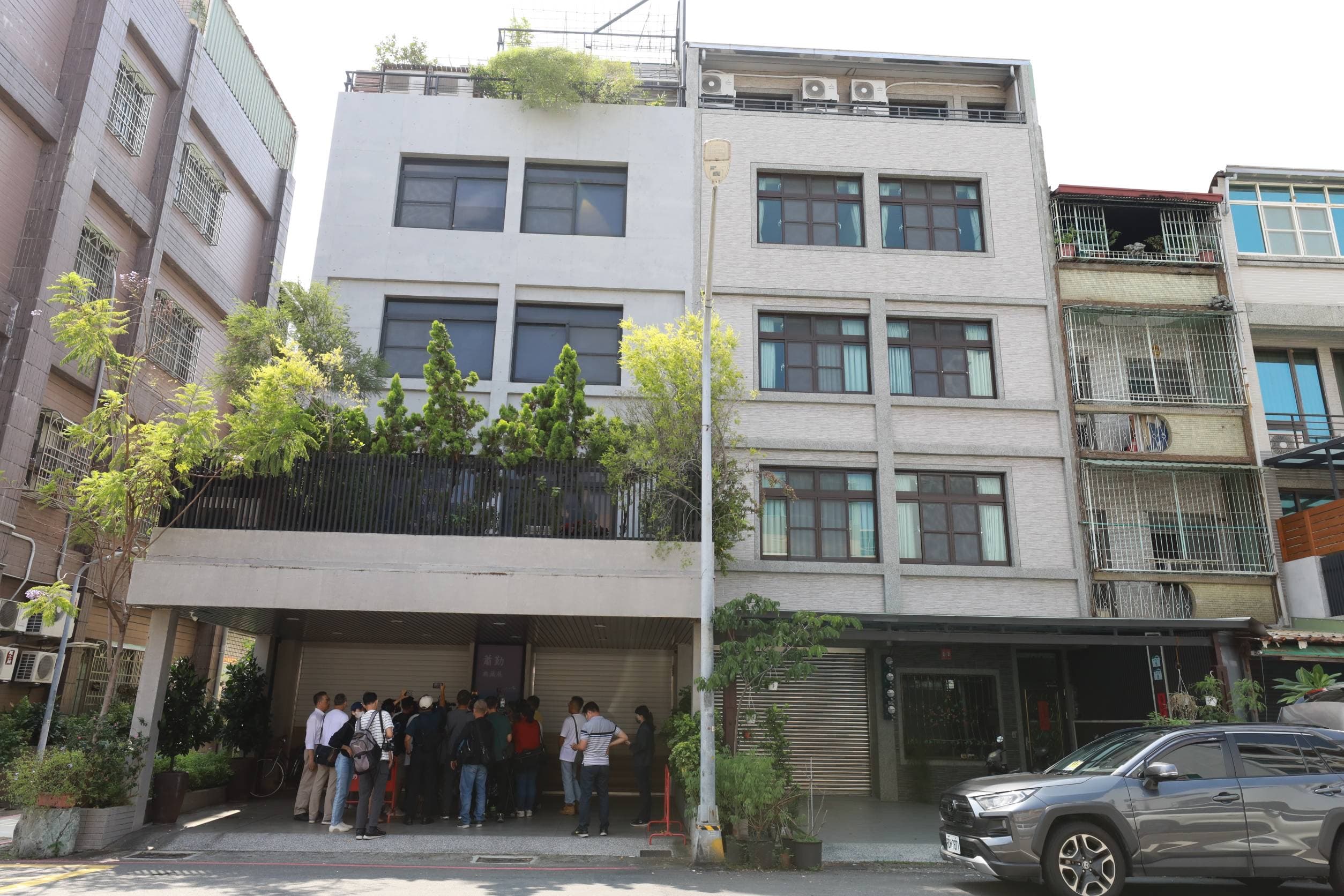 蕭勤遺孀Monica住在蕭勤基金會執行長吳素琴名下的4,000透天庴(左)內,無法自由決定是否出門。