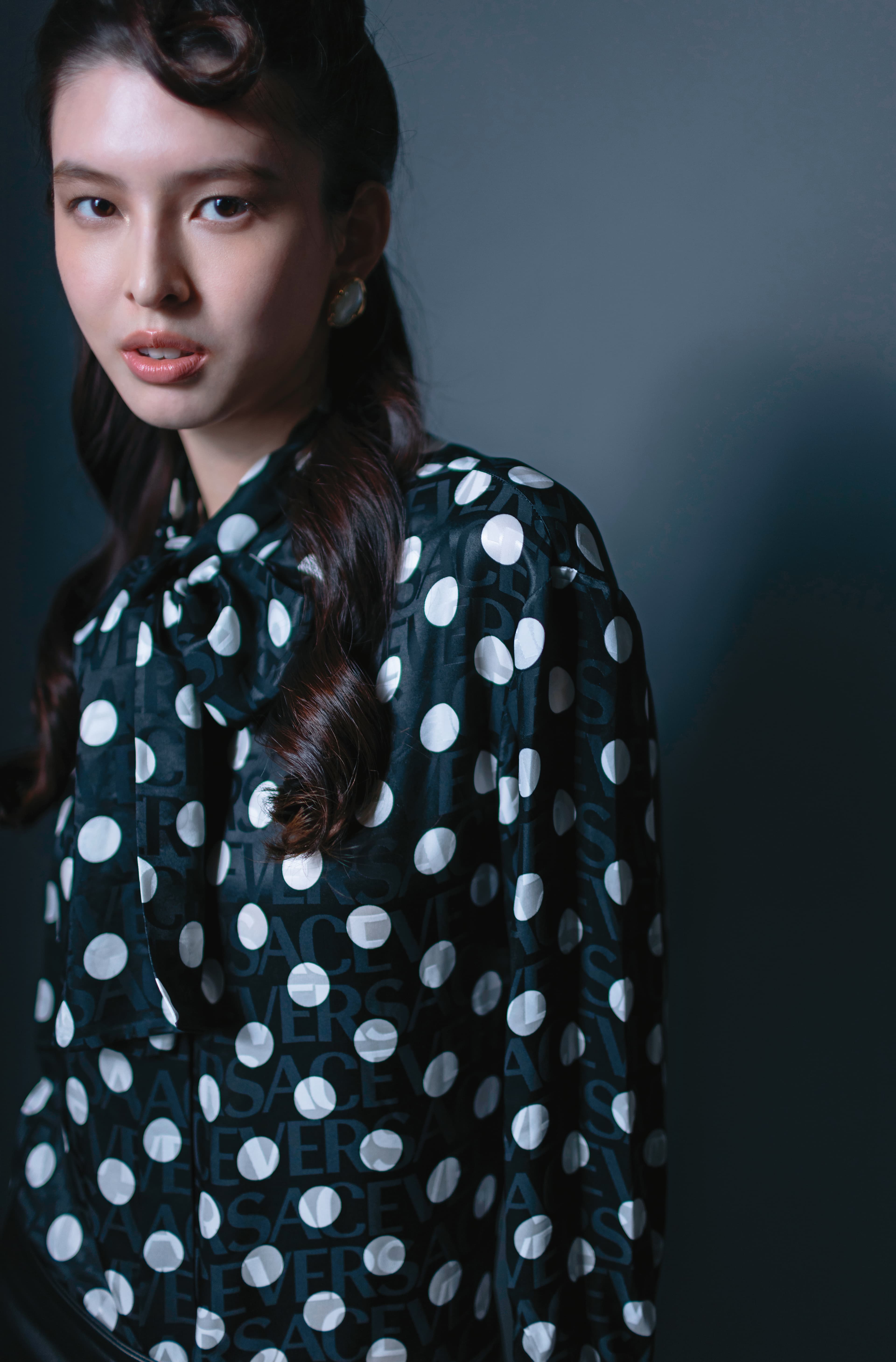 Polka Dot襯衫，NT$62,000，by VERSACE；Sybil珍珠耳環，NT$18,000，by Chloé。