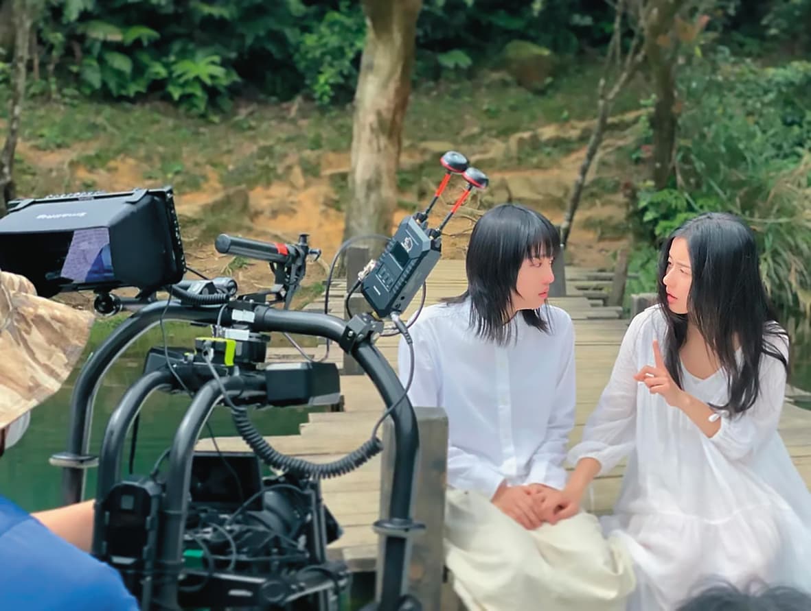 廖曉彤(右)曾為吳克群拍攝新歌〈咁有風在吹〉MV,跟另一女角下水濕身拍攝。(翻攝自eunice_hiddensound IG)