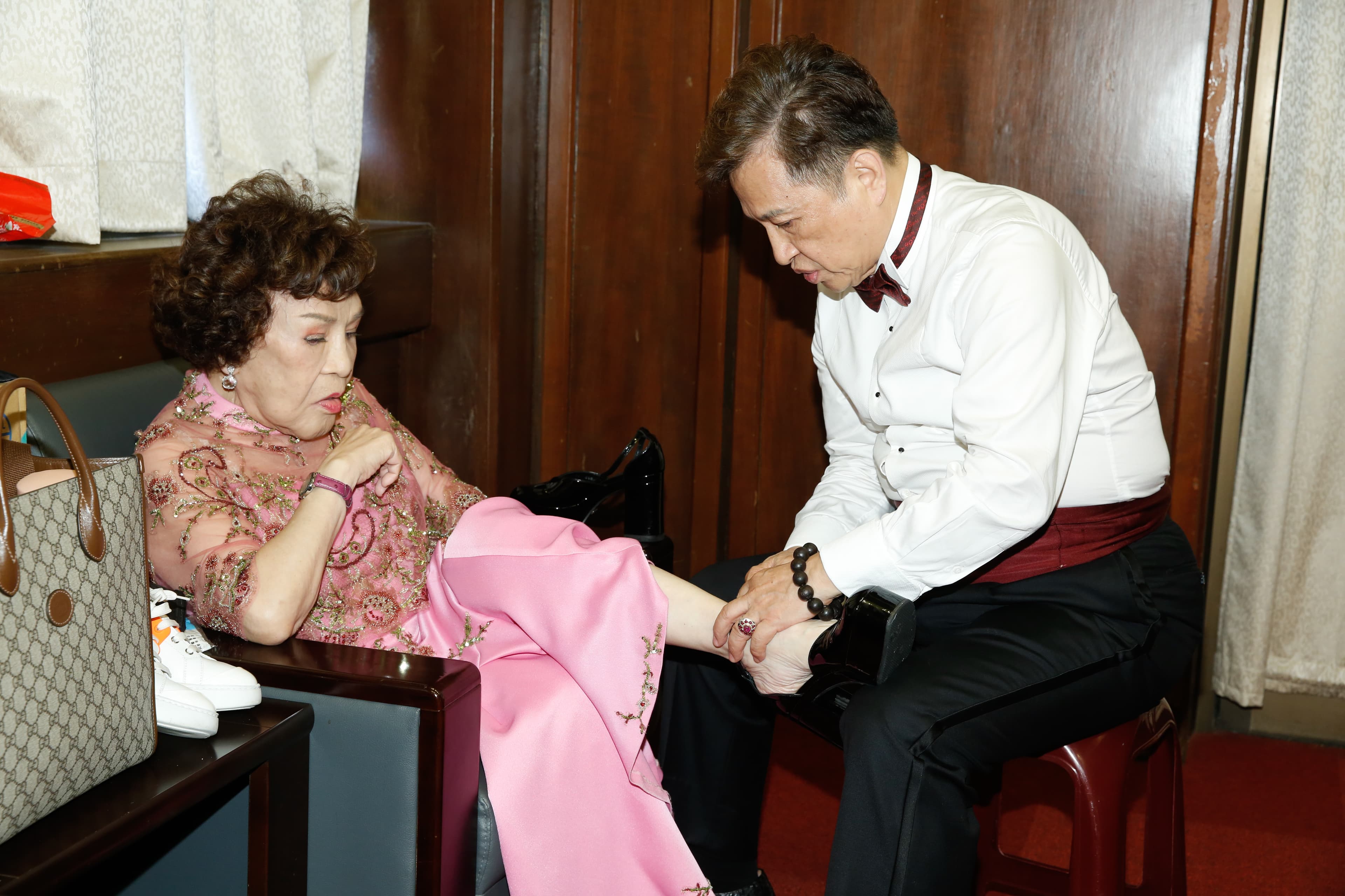 今天正好滿86歲的周遊與李朝永伉儷情深,周遊累了,李朝永為她脫鞋子按摩,儘管年事已高仍然有粉紅泡泡暴擊。
