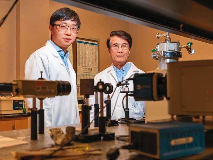全球首位發現高溫超導體的物理學家朱經武(右)表示,超導體若能在常溫下運行,將引發下一波工業革命。(翻攝休士頓大學官網)