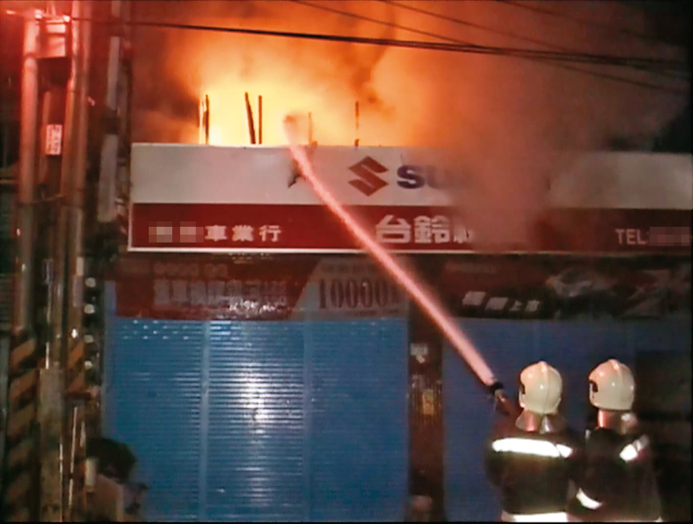 新北鶯歌一棟透天厝冒出大火,消防隊獲報後趕往救援。(東森新聞提供)
