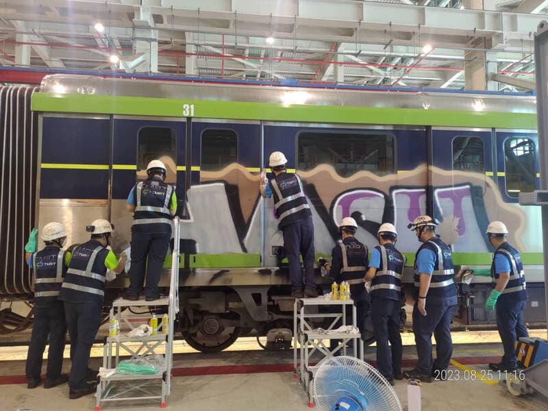 目前遭破壞的圍籬已於今上午完成修復，塗鴉列車也將盡速完成清洗。（中捷提供）