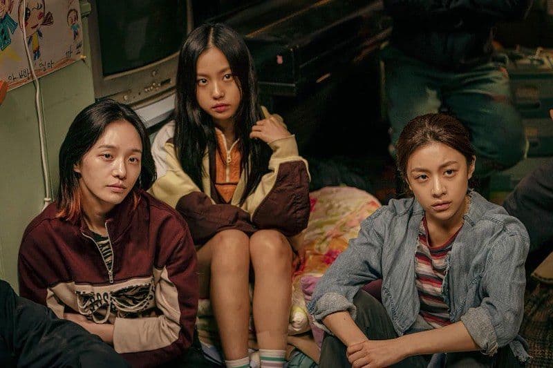 高旻示表示試鏡《Sweet Home》時嘗試了「智秀」(朴珪瑛飾)、「宥莉」(高允貞飾)和「恩宥」三個角色,最終導演讓她演恩宥。左起朴珪瑛、高旻示與高允貞。(Netflix提供)
