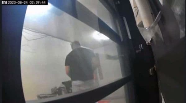 正妹網紅在臉書「爆料公社」PO文指控,自己高跟鞋遭打手槍噴精液。(翻攝自爆料公社)