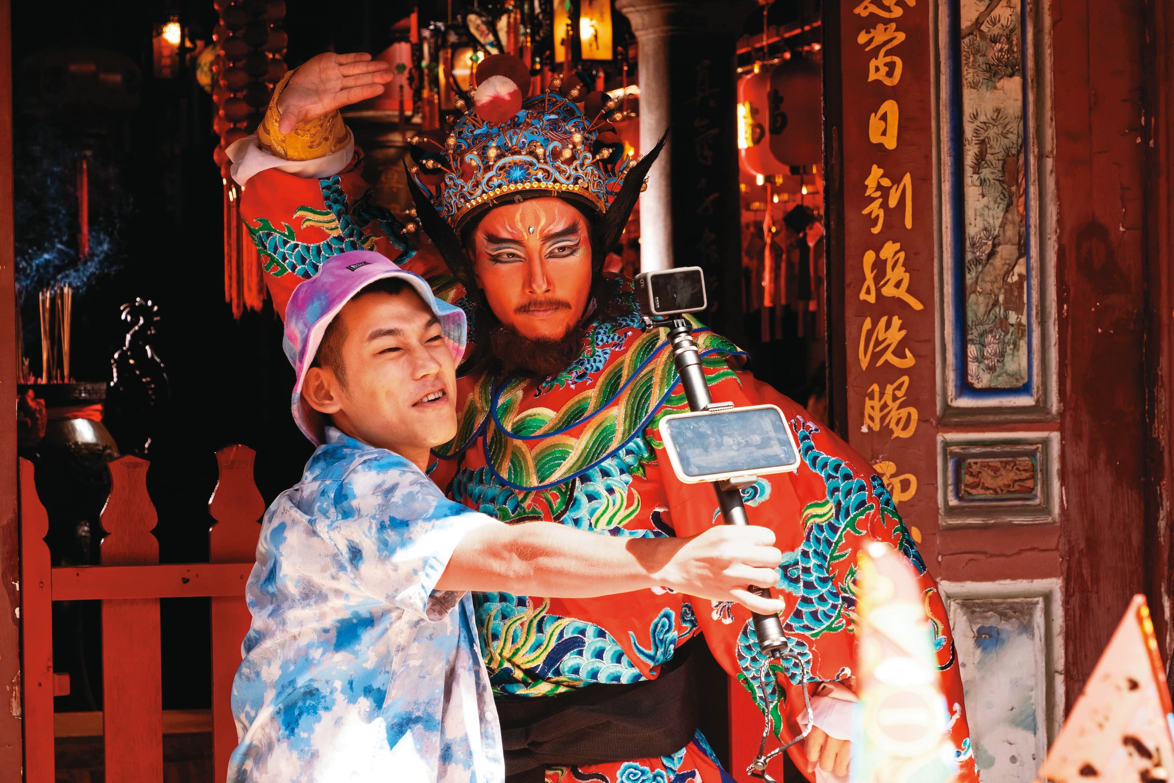片中張庭瑚(右)粉墨登場表演歌仔戲曲《鍾馗嫁妹》,演到一半與草屯囝仔阿倉(左)玩起跑酷,觸犯禁忌。