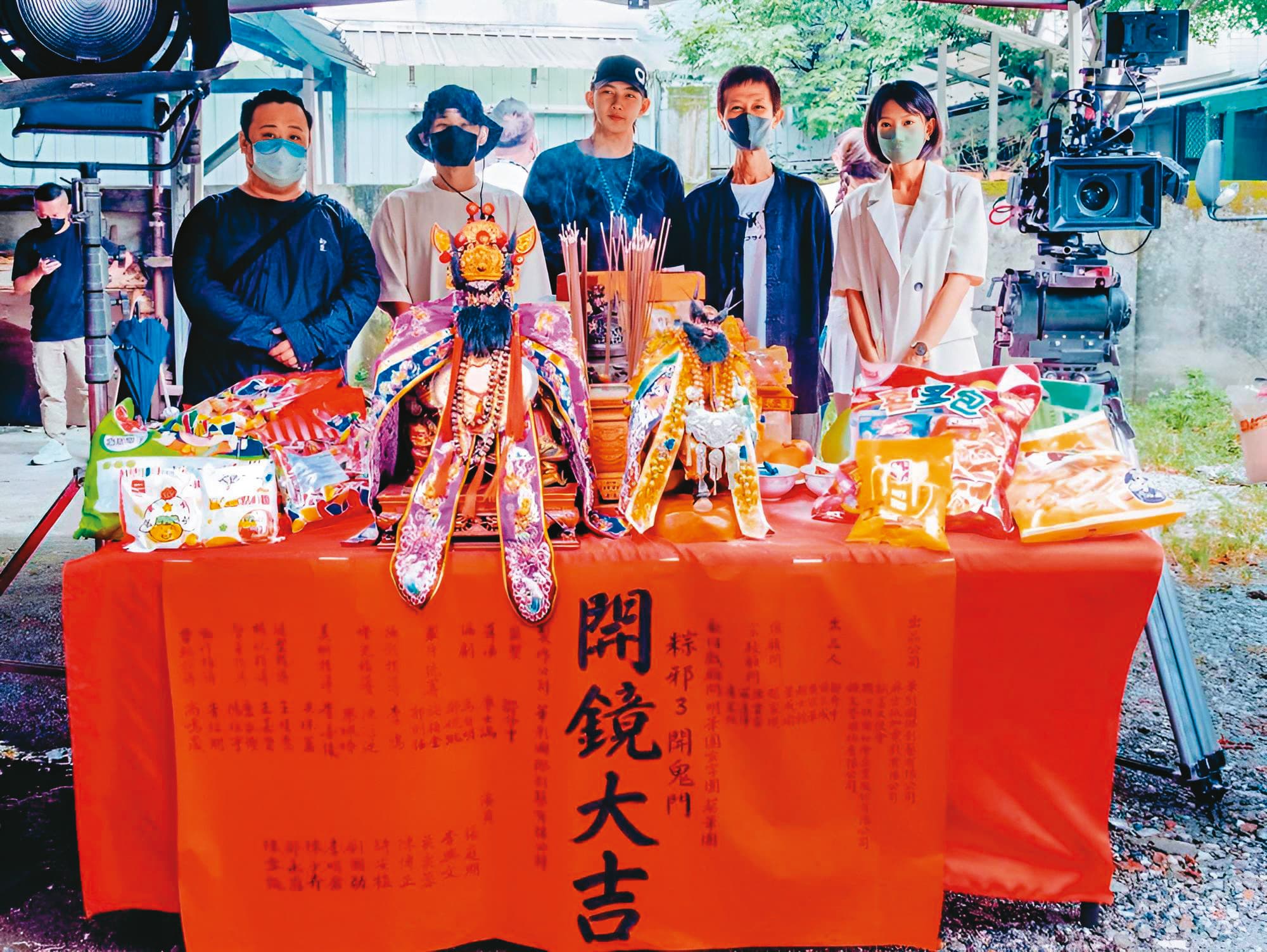 《粽邪3:鬼門開》去年開鏡,張庭瑚(中)從接拍後就開始1週吃素3天。左起為劉國劭、草屯囝仔阿倉、陳博正與吳奕蓉。(華影提供)
