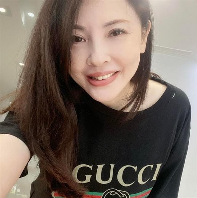 何如芸和飯店董事長離婚後,努力接戲養活自己。(翻攝自何如芸臉書)