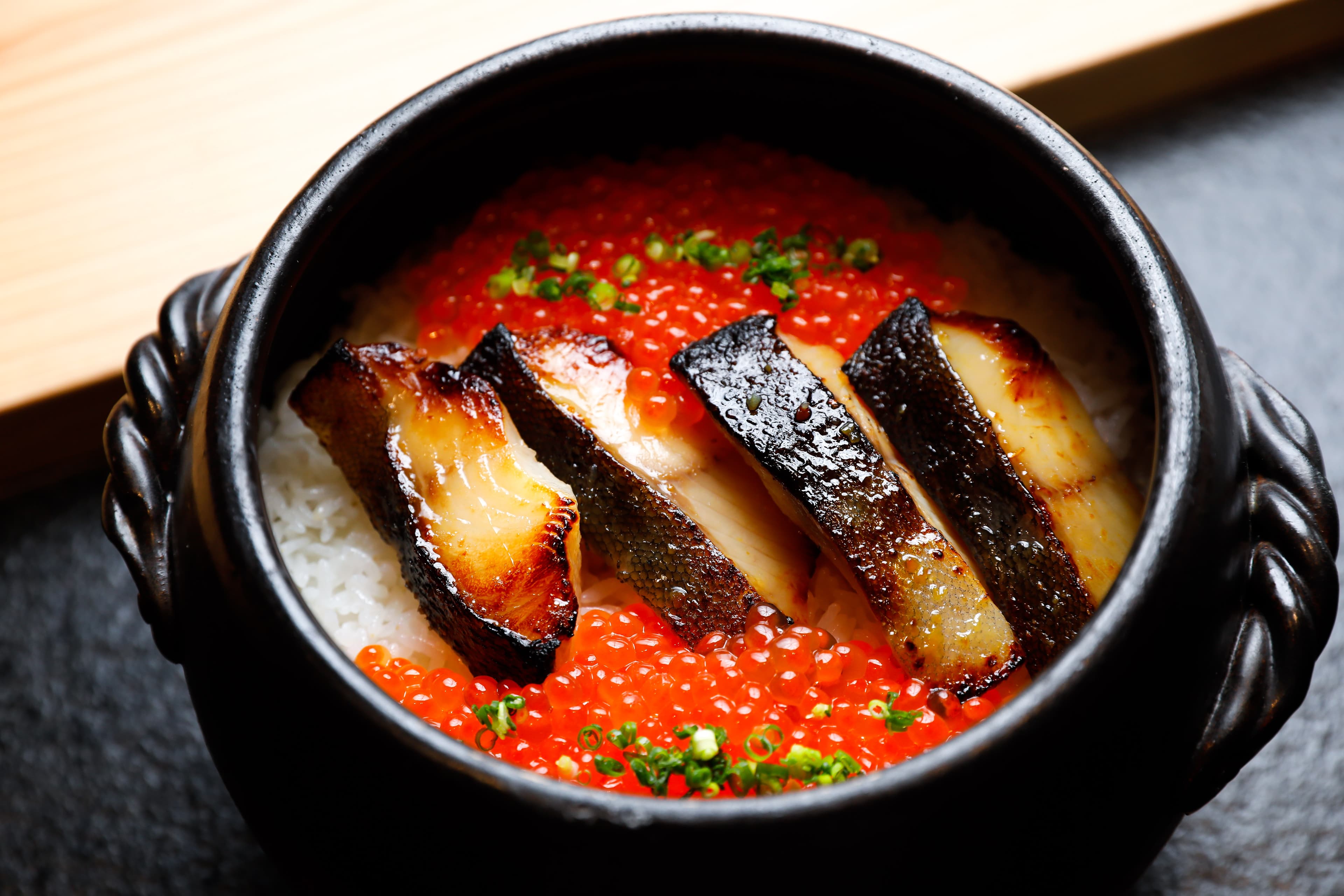 銀鱈西京燒鮭魚卵炊飯暖胃飽肚,深得人心。