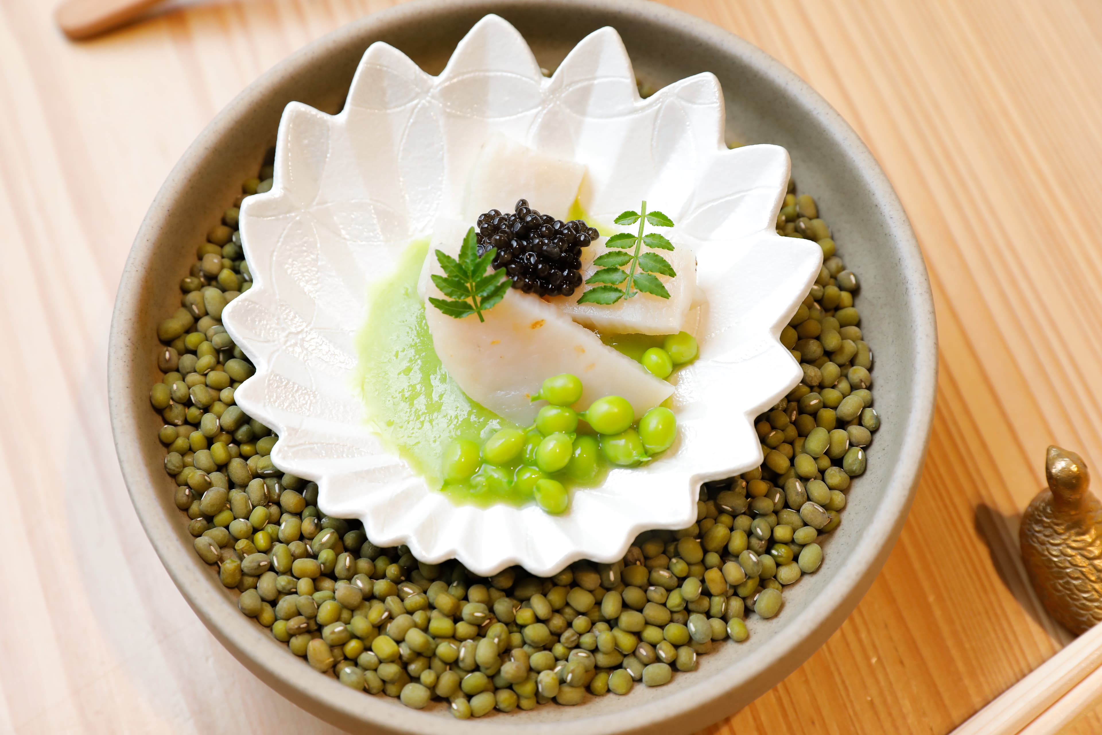 牛角貝燒用甜豆與魚子醬、木之芽搭配,吃進了一幅好風景。