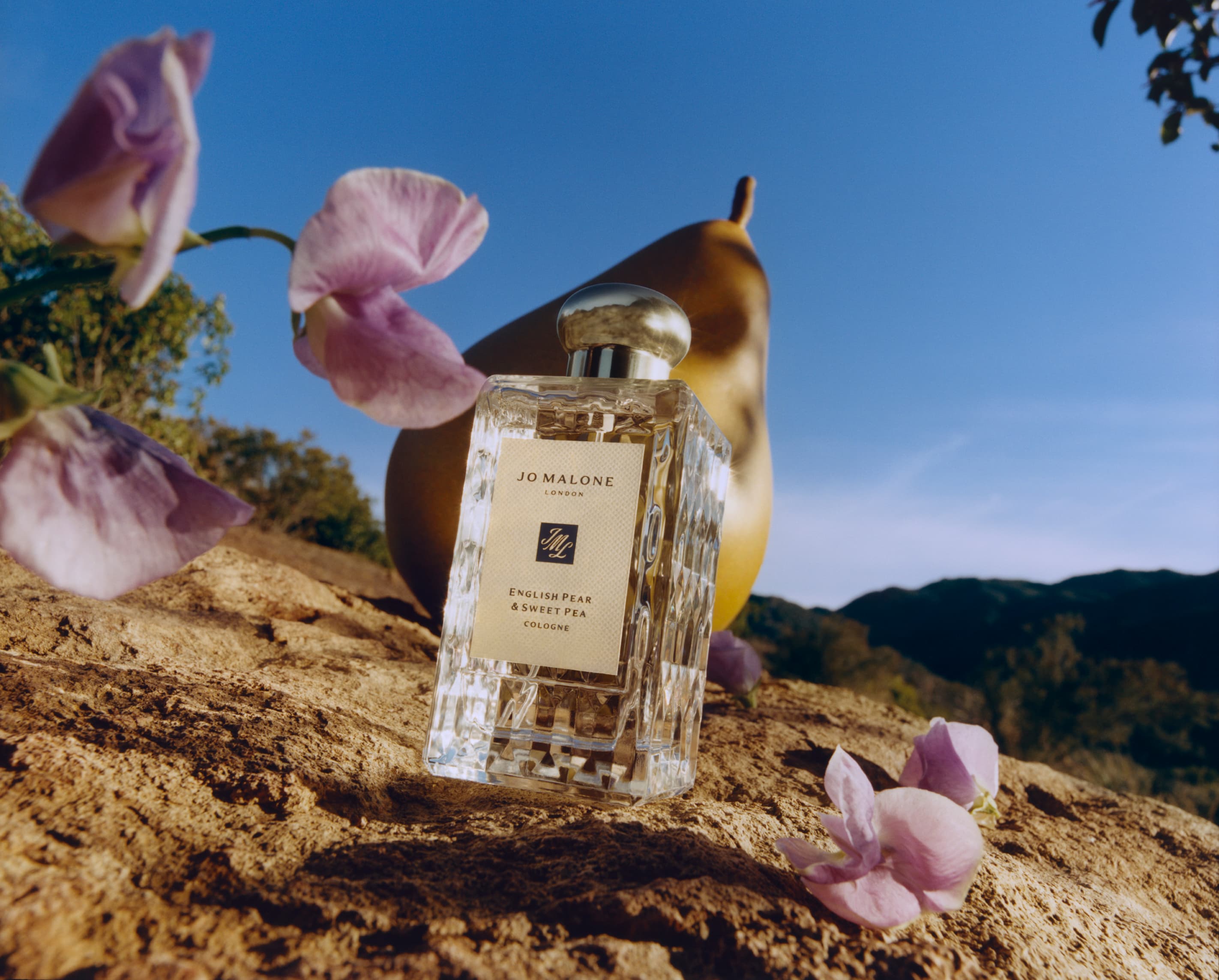 睽違3年,Jo Malone London推出2023全新年度限定系列:英國梨與甜豌豆香水。30ml,NT$2,800 / 100ml,NT$5,600。(Jo Malone London提供)