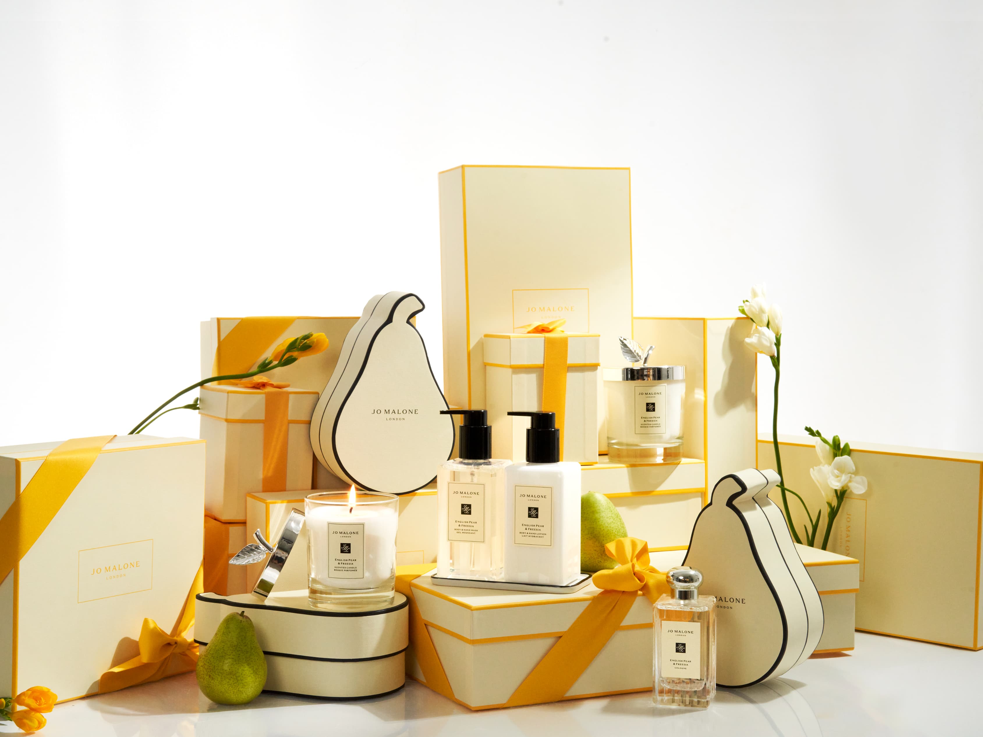 Jo Malone London英國梨香氛家族的限量包裝,不論梨形禮盒或鮮黃禮盒組都是滿滿心意。(Jo Malone London提供)
