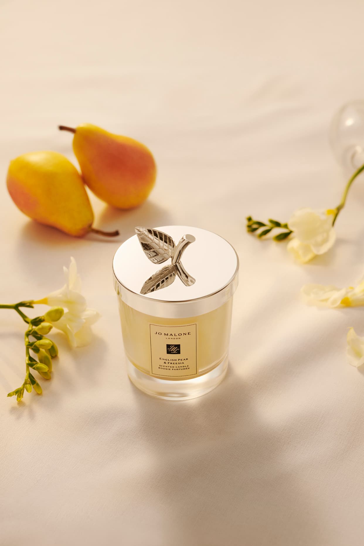英國梨與小蒼蘭香氛工藝蠟燭年度限量版。200g / NT$2,800(Jo Malone London提供)
