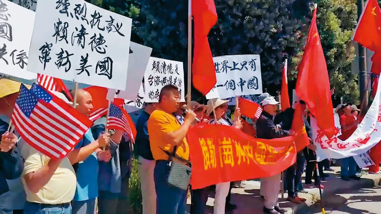 中國領事館動員僑民在賴清德過境美國時到場外抗議。(《鏡新聞》提供)