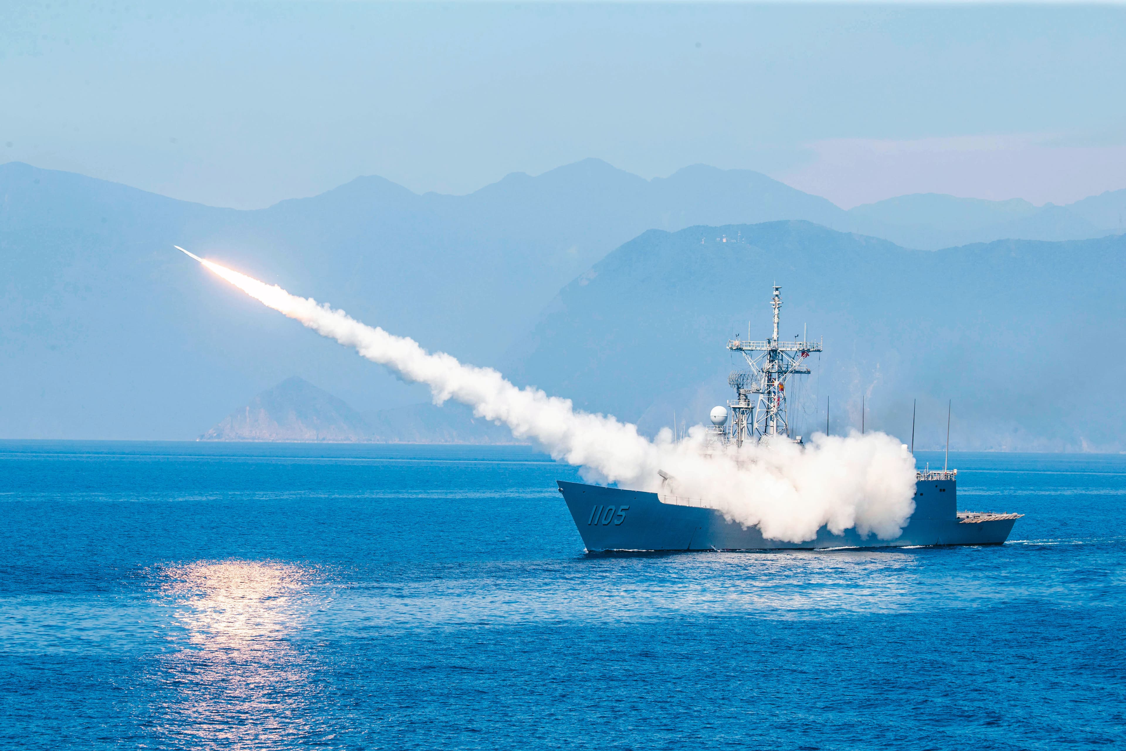 台海是否能維持和平穩定,已成為全球關注事項。圖為成功級艦實施標準一型飛彈射擊。(軍聞社提供)