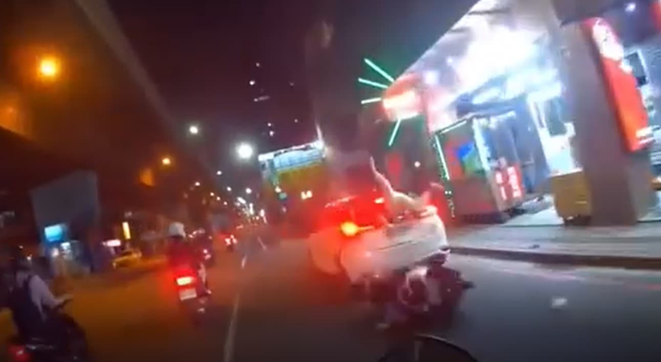 三重女騎士撞上違停轎車,半個身體插進後車廂內。(翻攝自臉書社團●【爆廢公社二館】●)