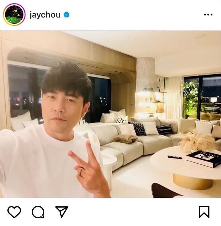 周杰倫自拍曾曝光家中的進口沙發。（翻攝自周杰倫IG）